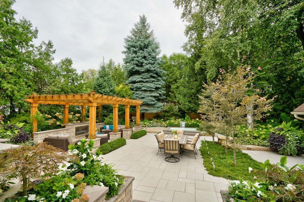 Geometrischer, Mittelgroßer, Halbschattiger Klassischer Garten im Sommer, hinter dem Haus mit Sichtschutz und Natursteinplatten in Toronto