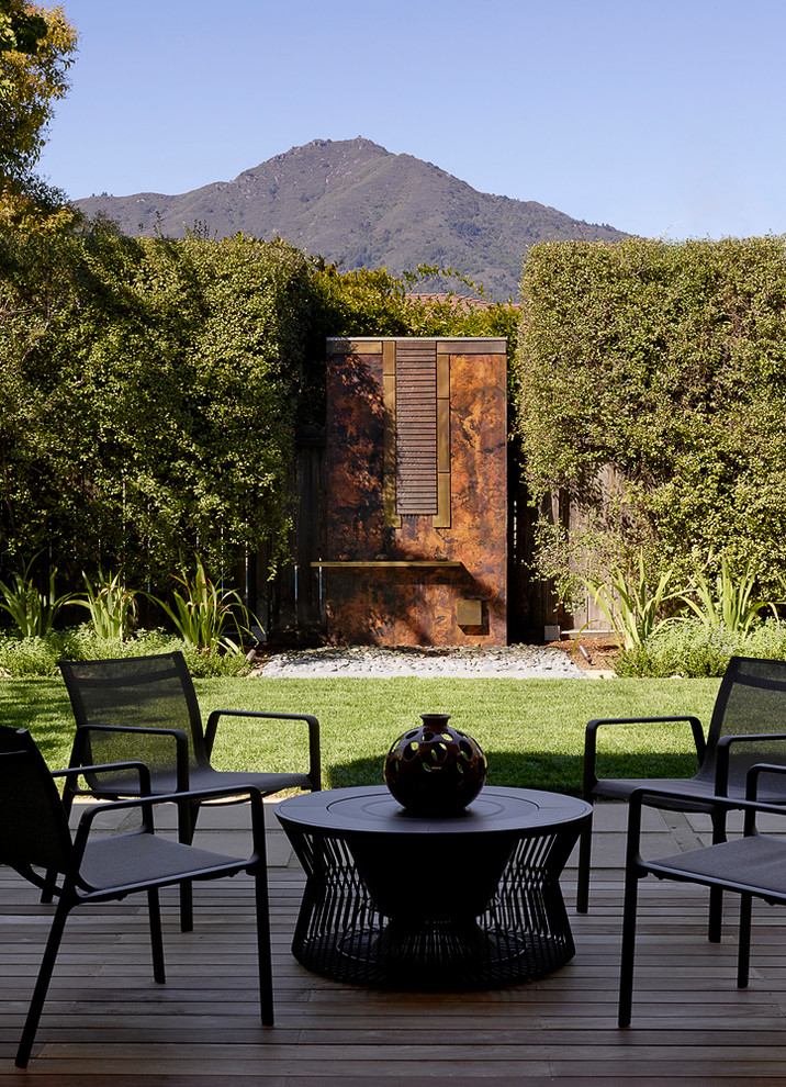 Идея дизайна: садовый фонтан среднего размера на заднем дворе в стиле модернизм с полуденной тенью и настилом