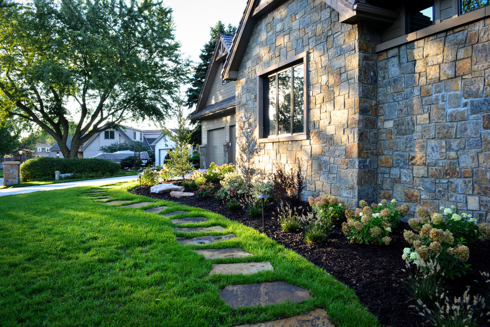Идея дизайна: участок и сад на переднем дворе в стиле рустика с садовой дорожкой или калиткой и покрытием из каменной брусчатки