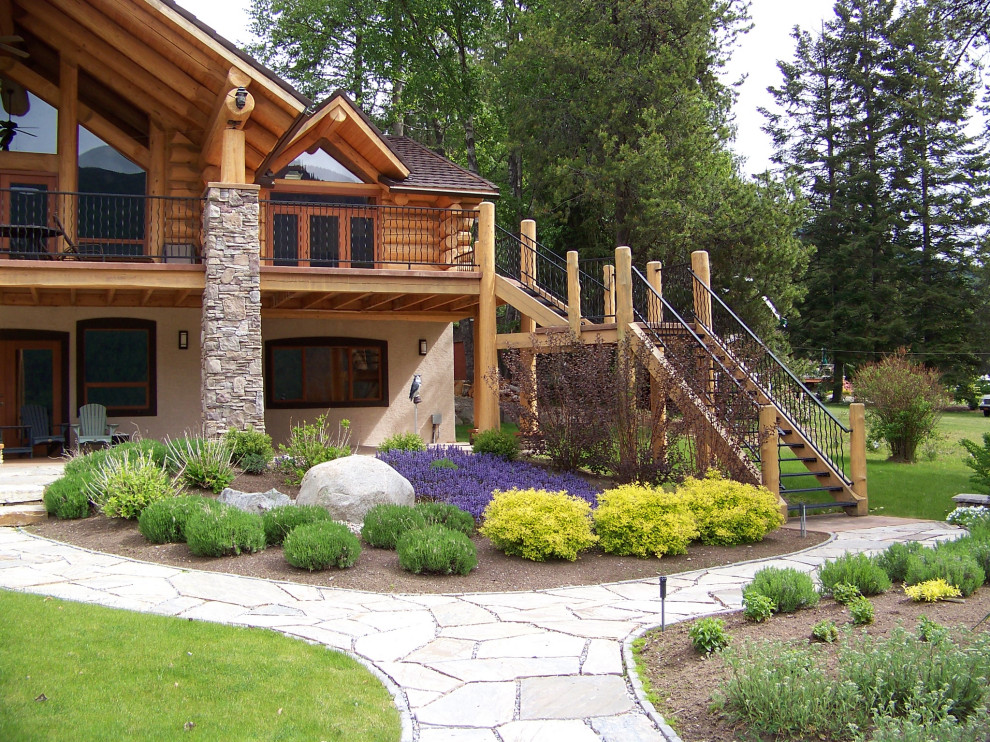 Diseño de jardín rural grande en patio delantero con roca decorativa, exposición total al sol y adoquines de piedra natural