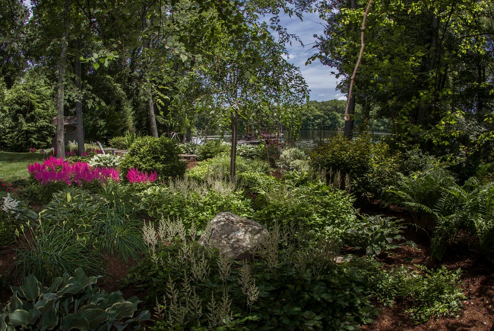 Mittelgroßer, Halbschattiger Klassischer Gartenteich im Sommer, hinter dem Haus mit Dielen in New York