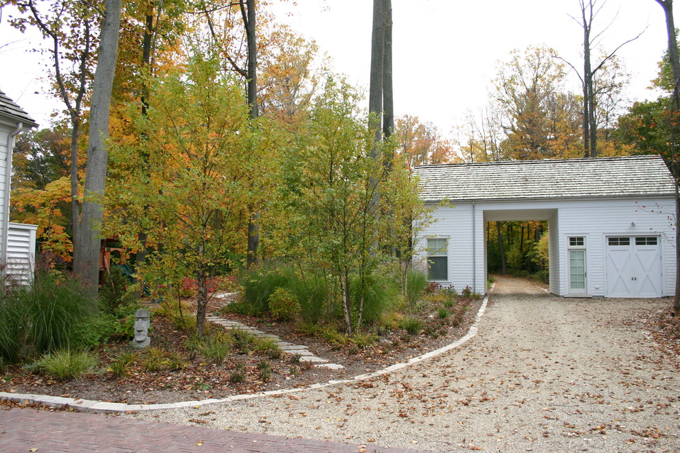 Design ideas for a contemporary gravel driveway in Chicago.