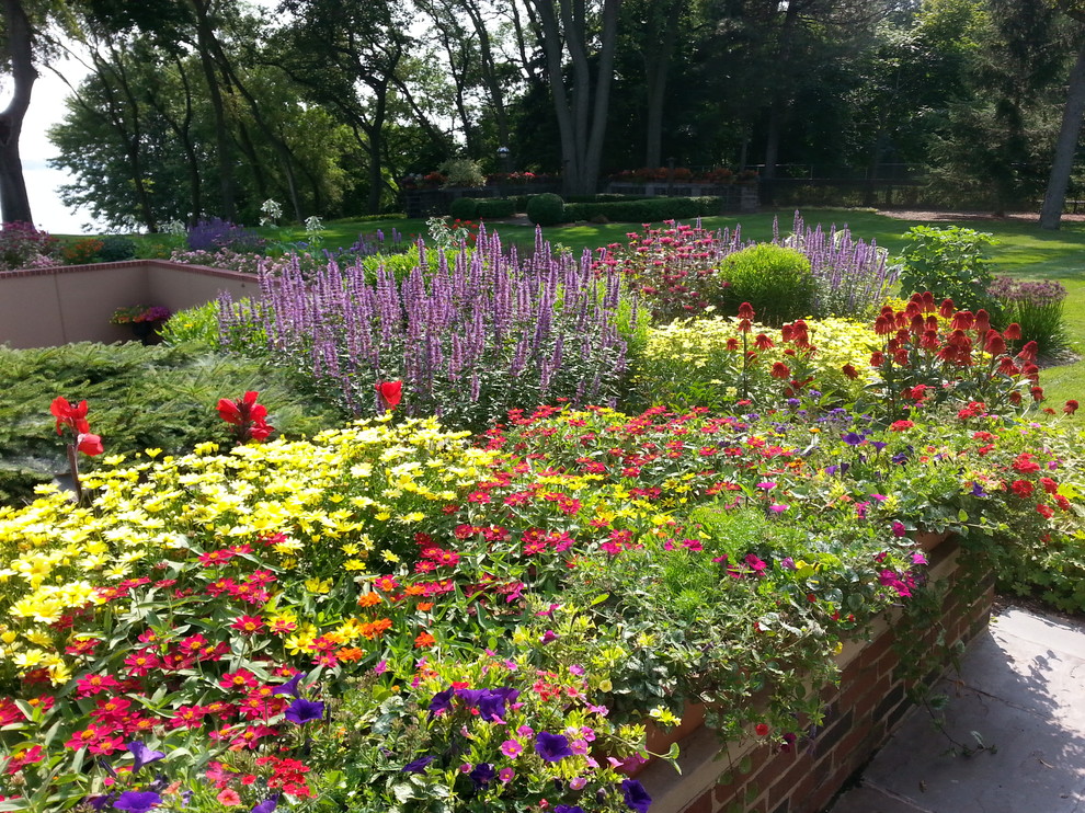 Mittelgroßer Klassischer Garten im Innenhof im Sommer mit Kübelpflanzen und direkter Sonneneinstrahlung in Grand Rapids