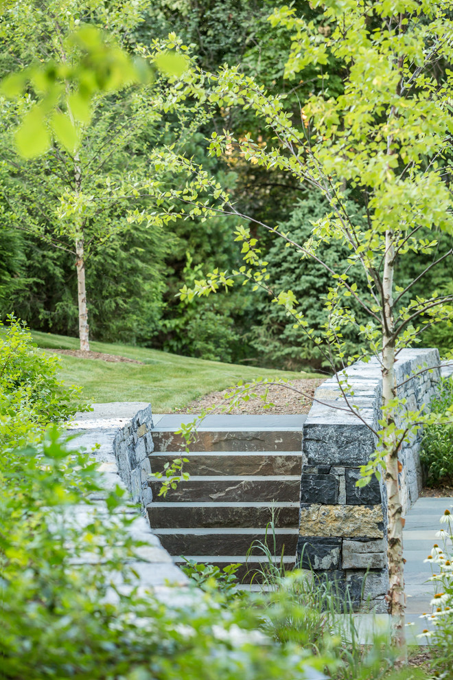 バーリントンにあるトラディショナルスタイルのおしゃれな庭 (半日向、天然石敷き、階段) の写真