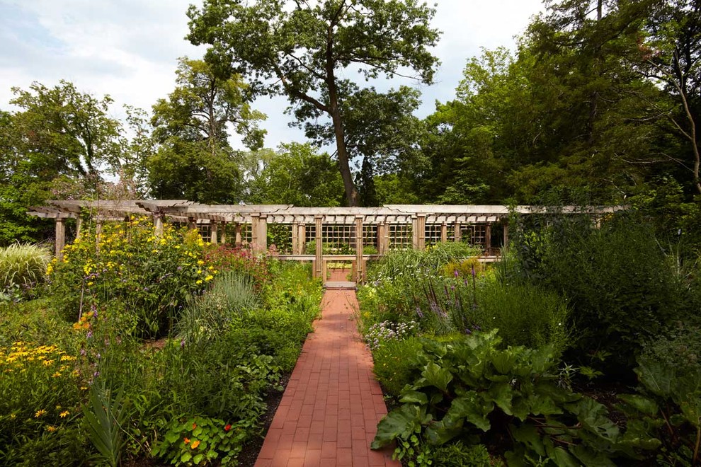На фото: тенистый участок и сад на заднем дворе в классическом стиле с мощением клинкерной брусчаткой