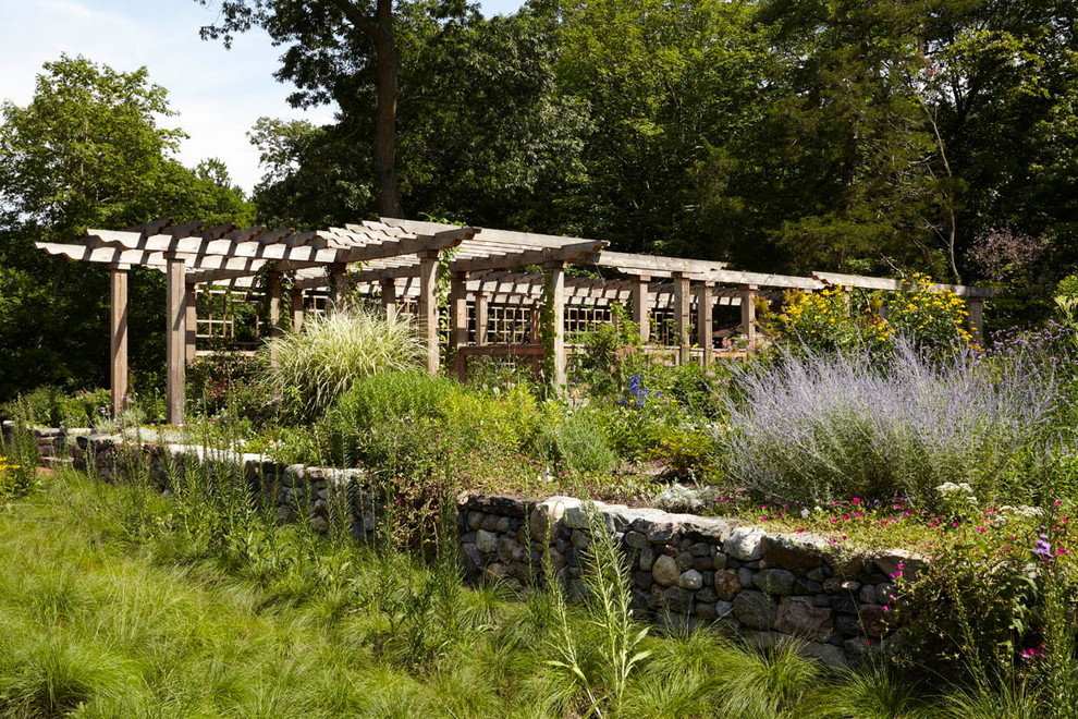 Réalisation d'un jardin tradition avec un mur de soutènement.
