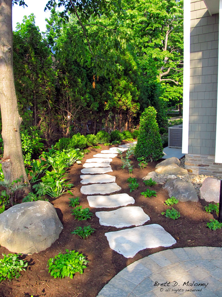 Imagen de camino de jardín de secano marinero de tamaño medio en verano en patio trasero con exposición parcial al sol y adoquines de piedra natural