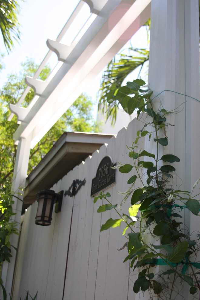 Kleiner Shabby-Style Garten im Sommer mit direkter Sonneneinstrahlung in Miami