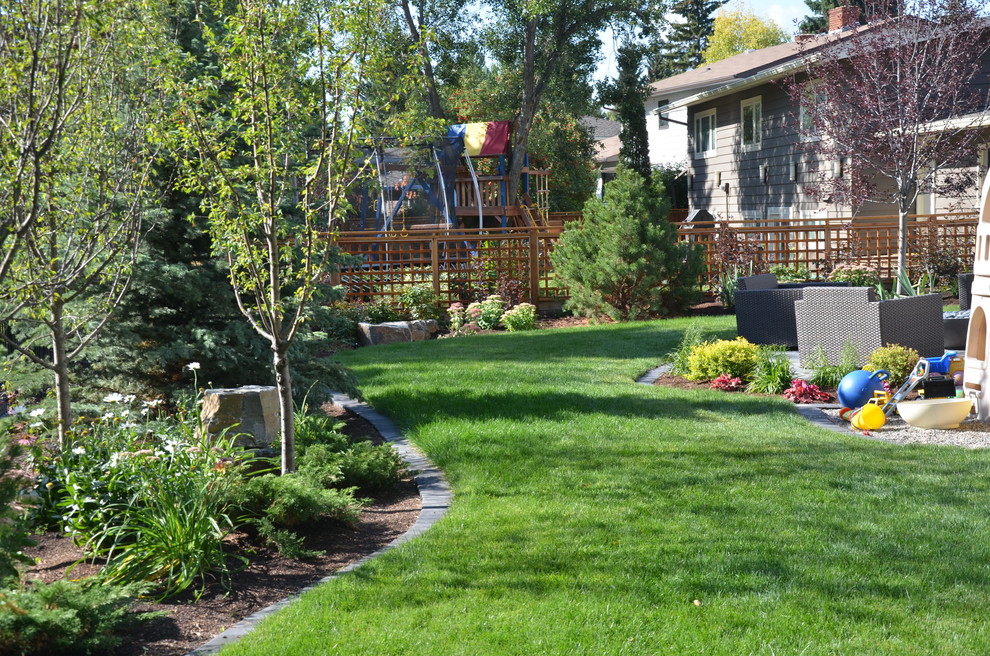 На фото: летний участок и сад среднего размера на заднем дворе в классическом стиле с полуденной тенью и настилом с
