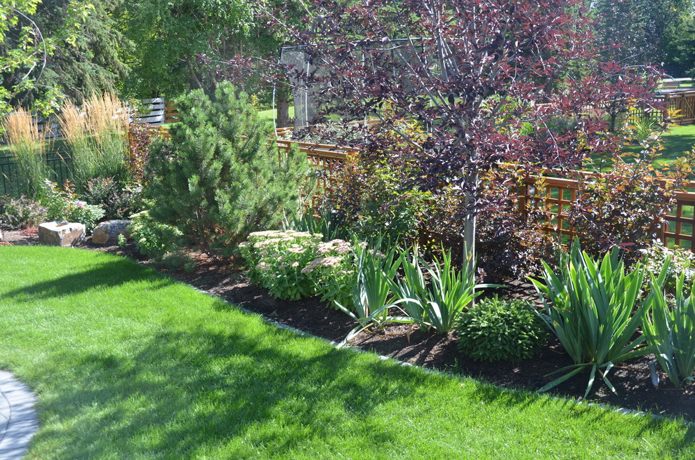 Idee per un giardino chic esposto a mezz'ombra di medie dimensioni e dietro casa in estate con pedane