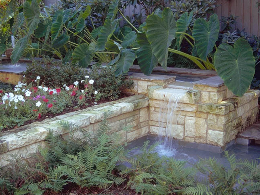 Foto di un giardino chic dietro casa con fontane
