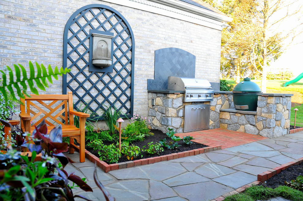 Foto de camino de jardín clásico pequeño en patio con exposición parcial al sol y adoquines de piedra natural