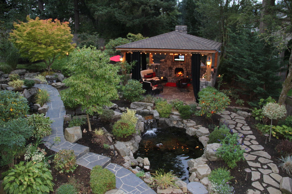 Photo of a traditional landscaping in Portland.