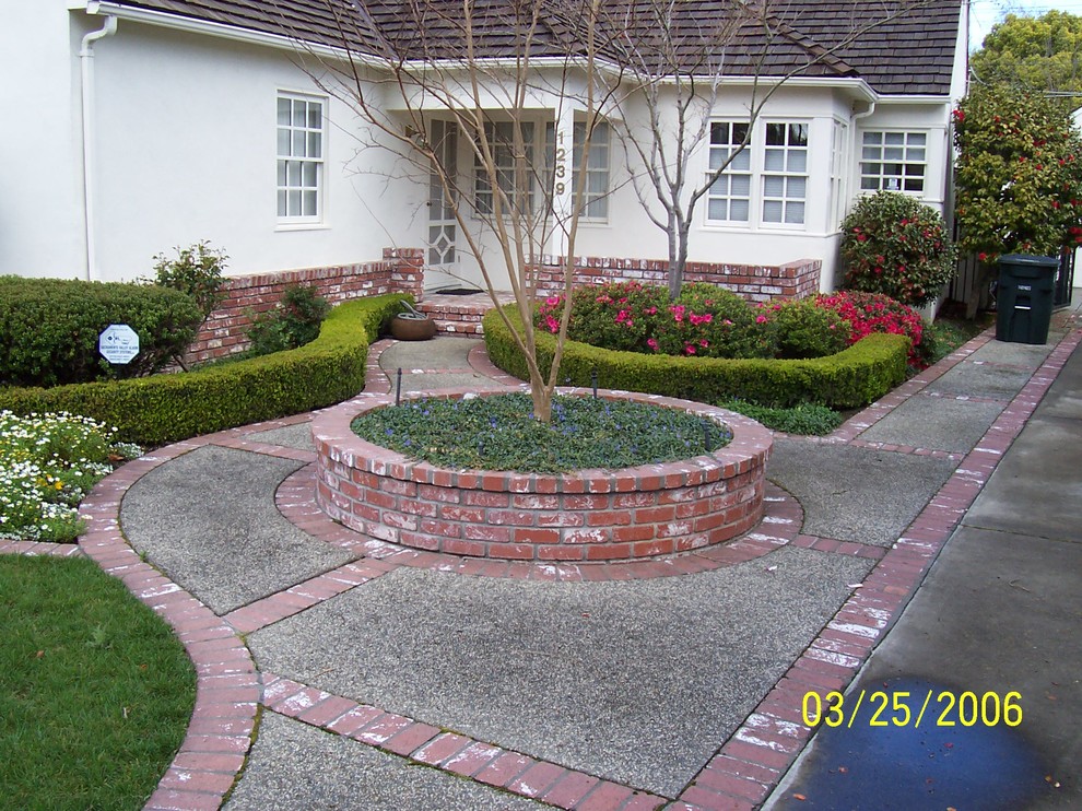Пример оригинального дизайна: солнечный участок и сад среднего размера на переднем дворе в классическом стиле с хорошей освещенностью и мощением клинкерной брусчаткой