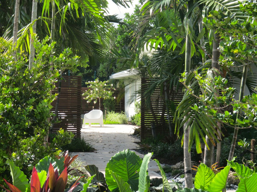 Пример оригинального дизайна: участок и сад на переднем дворе в морском стиле с полуденной тенью