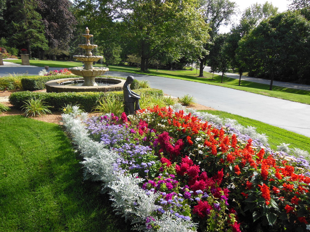 Inspiration for a traditional landscaping in Milwaukee.