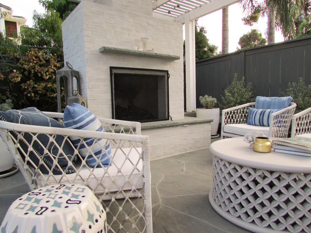 Mittelgroßer Moderner Patio hinter dem Haus mit Kamin und Natursteinplatten in San Diego