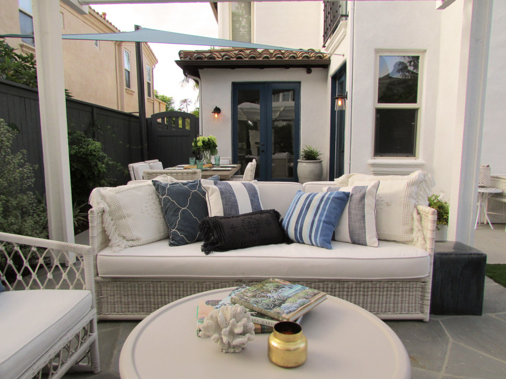 Mittelgroßer, Halbschattiger Moderner Gartenkamin hinter dem Haus mit Natursteinplatten in San Diego