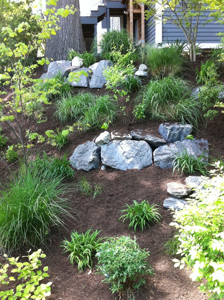 На фото: участок и сад среднего размера на склоне в классическом стиле с покрытием из каменной брусчатки