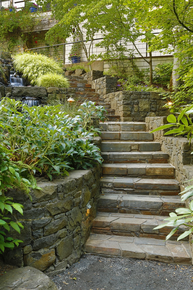 Halbschattiger Klassischer Garten mit Natursteinplatten in Sonstige
