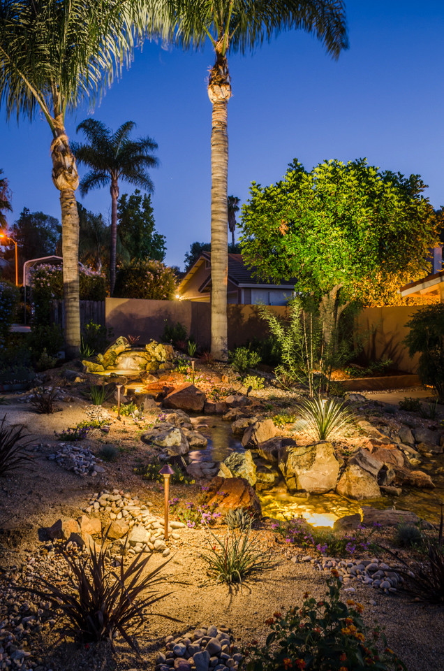 Immagine di un giardino american style esposto in pieno sole di medie dimensioni e davanti casa con fontane