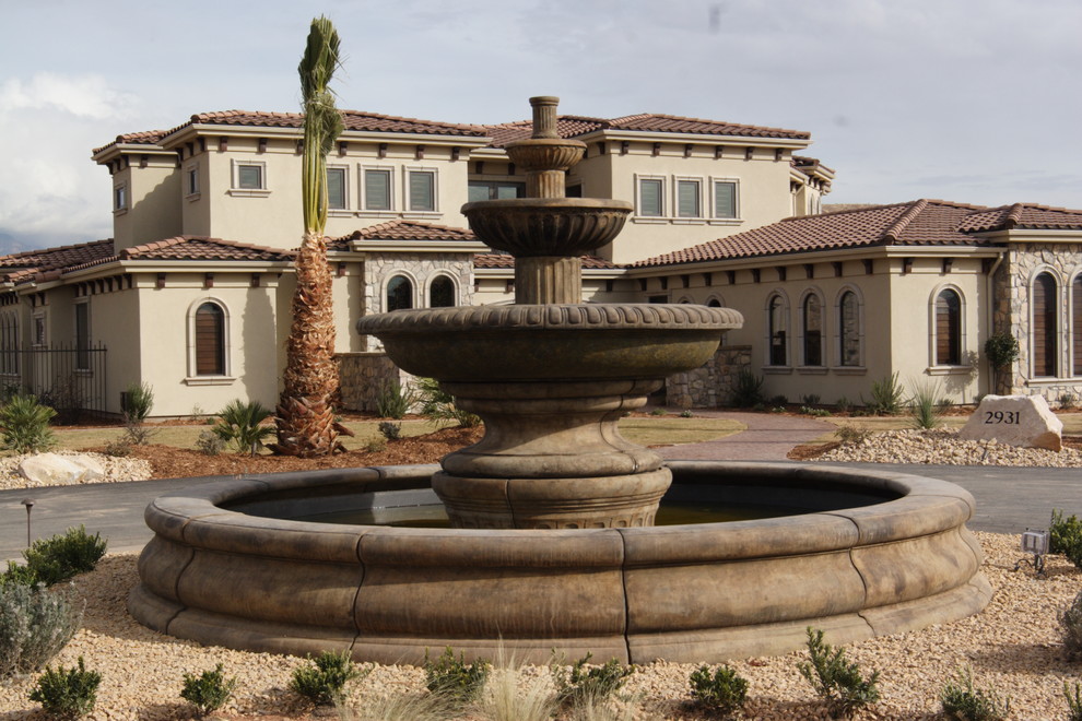 Esempio di un giardino american style esposto a mezz'ombra di medie dimensioni e davanti casa con fontane e ghiaia