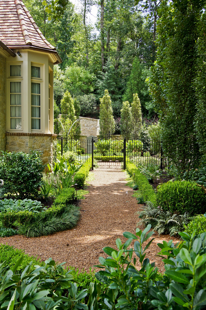 На фото: участок и сад на боковом дворе в классическом стиле с