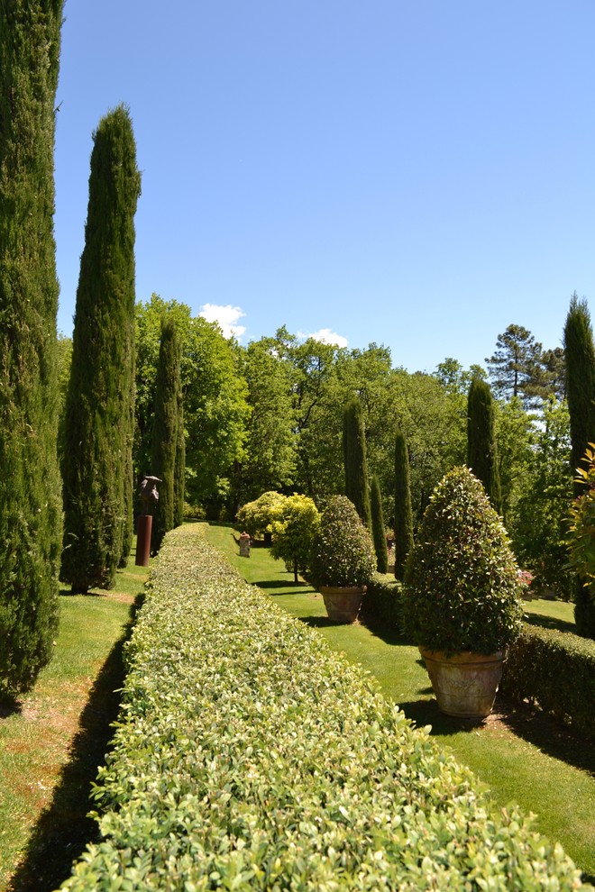 Modelo de jardín tradicional extra grande en verano en ladera con jardín francés, exposición parcial al sol y jardín de macetas