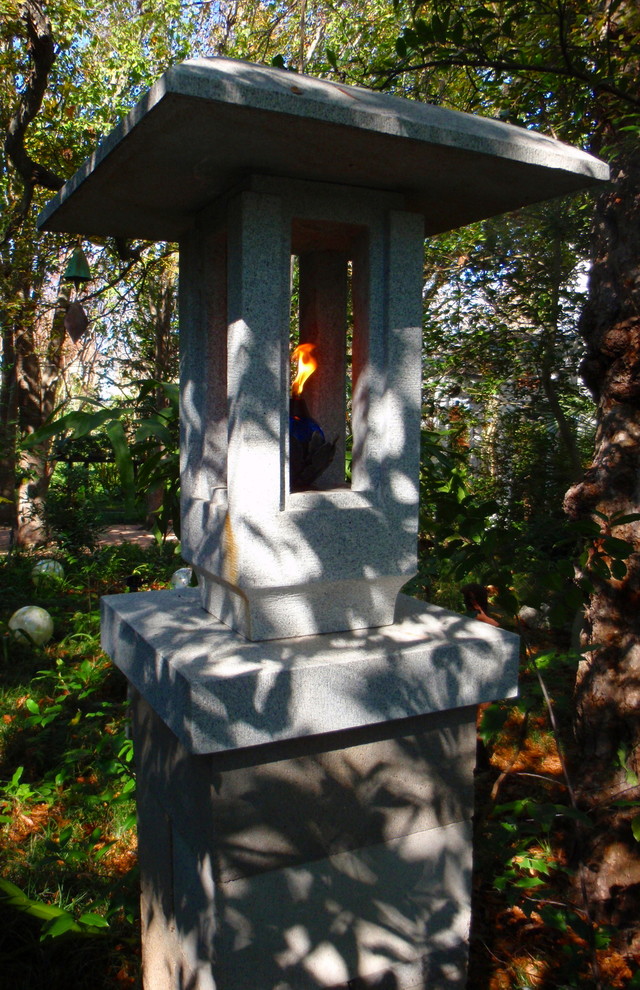 Immagine di un piccolo giardino tradizionale dietro casa in estate con un ingresso o sentiero