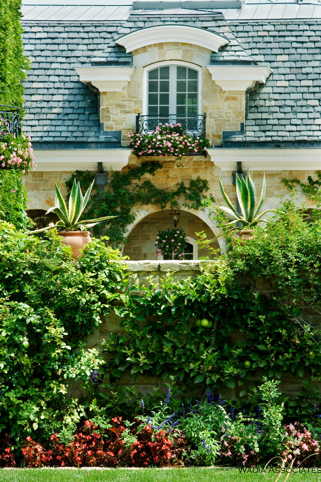 Design ideas for a traditional landscaping in New York.