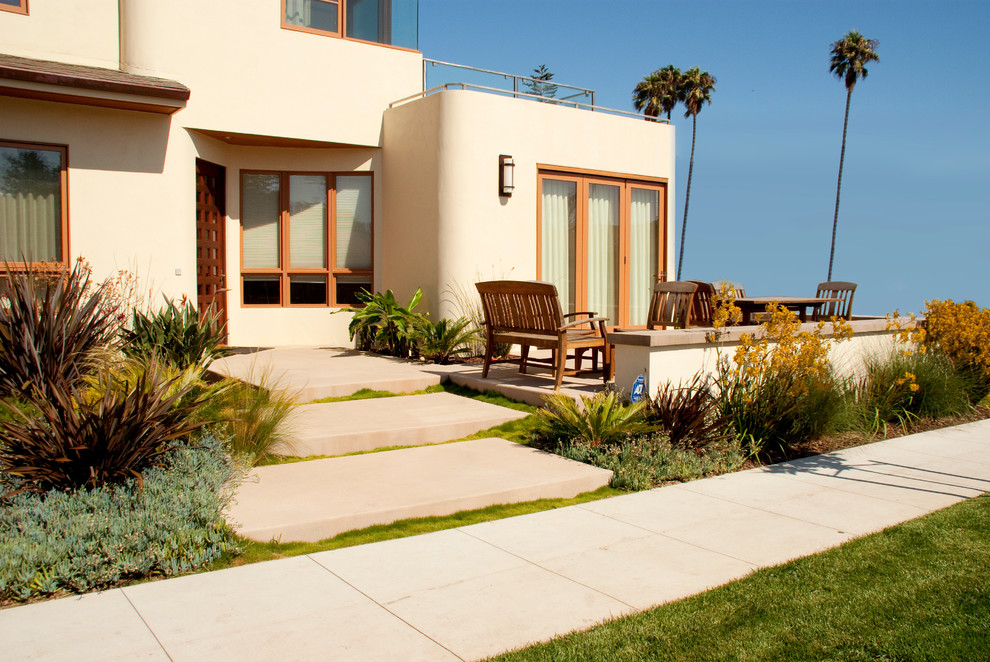 Esempio di un piccolo giardino xeriscape stile americano esposto in pieno sole davanti casa in inverno con pavimentazioni in cemento e un ingresso o sentiero