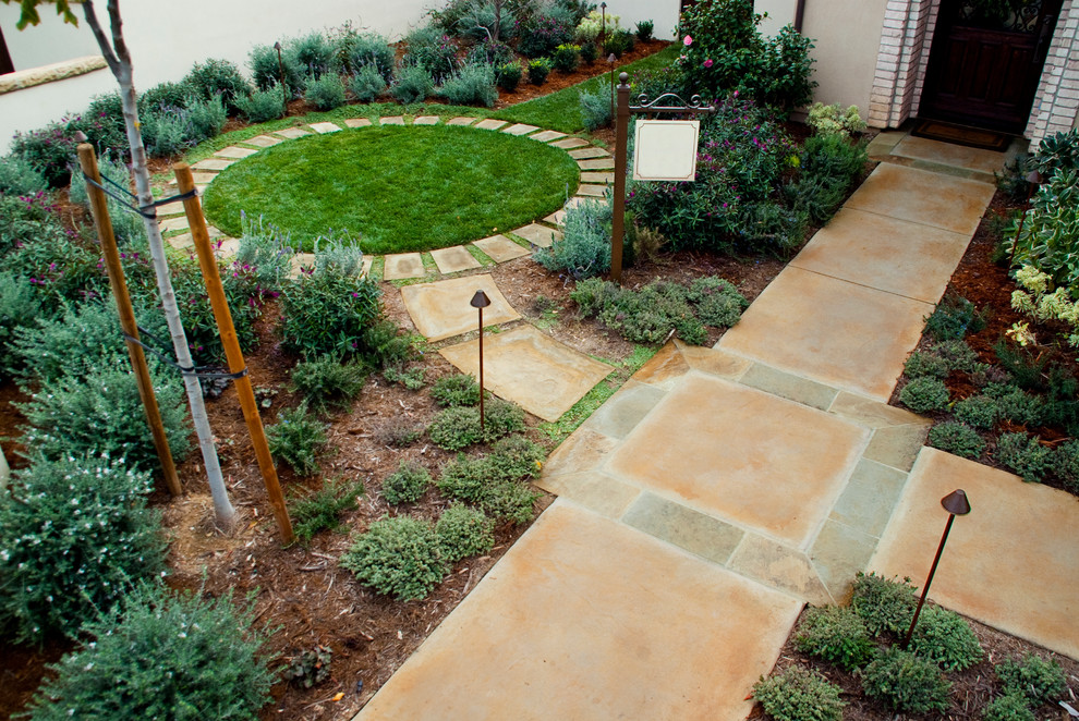 Idée de décoration pour un jardin arrière sud-ouest américain au printemps et de taille moyenne avec une exposition ensoleillée et des pavés en béton.