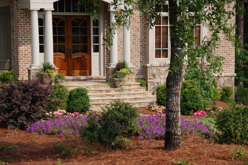 This is an example of a traditional landscaping in Atlanta.