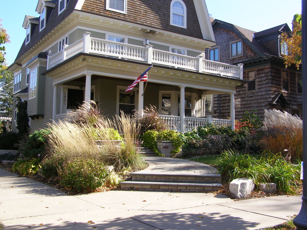 Пример оригинального дизайна: участок и сад среднего размера на переднем дворе в классическом стиле с полуденной тенью и мощением тротуарной плиткой