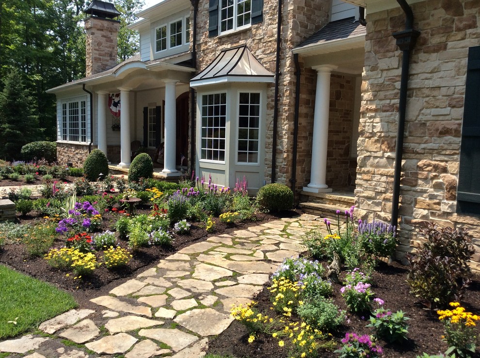 Idee per un grande giardino formale tradizionale esposto in pieno sole davanti casa con pavimentazioni in pietra naturale