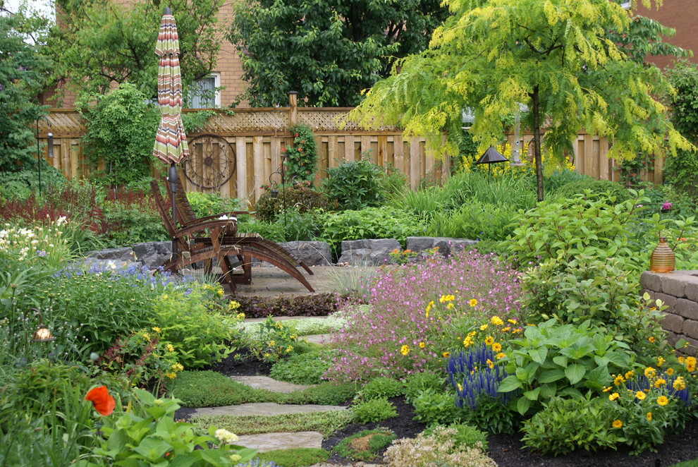 Foto de jardín clásico pequeño en verano en patio trasero con adoquines de piedra natural
