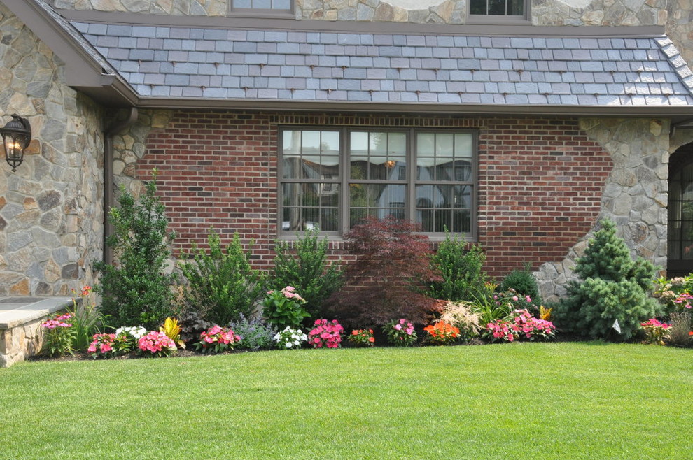 На фото: участок и сад на переднем дворе в стиле неоклассика (современная классика) с садовой дорожкой или калиткой и покрытием из каменной брусчатки