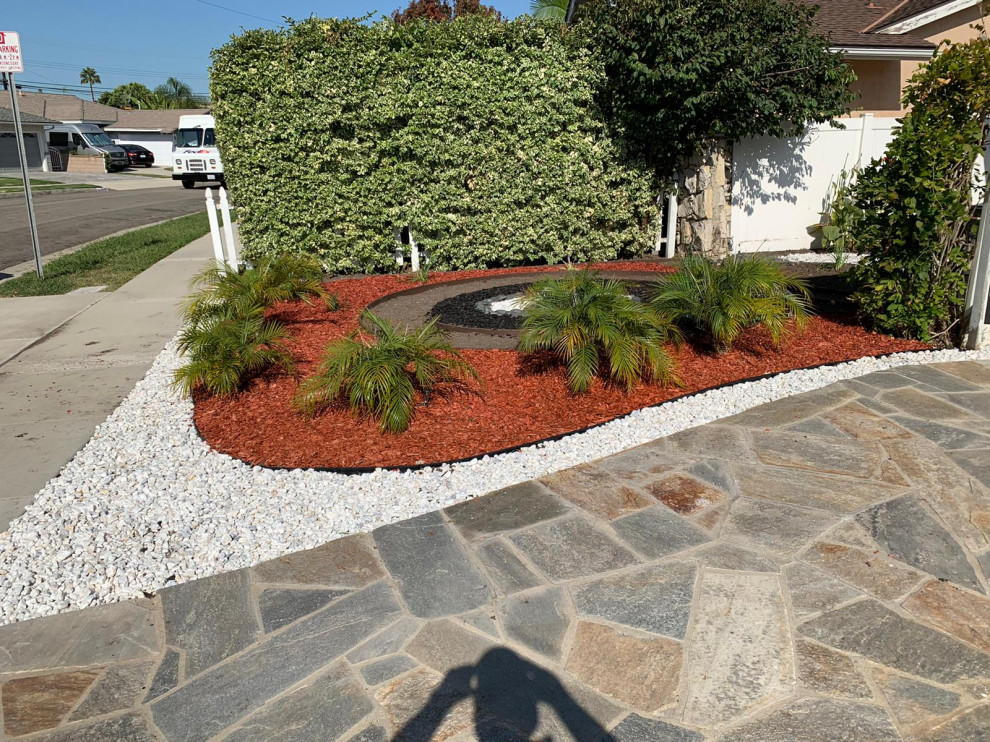 Foto de jardín de estilo americano de tamaño medio en patio delantero con exposición total al sol y gravilla