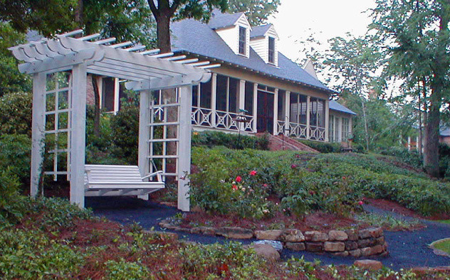 Diseño de camino de jardín clásico grande en patio trasero con jardín francés, exposición total al sol y gravilla