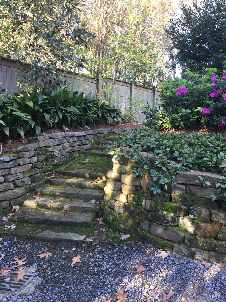 Foto de camino de jardín tradicional de tamaño medio en verano en patio lateral con adoquines de piedra natural y exposición reducida al sol