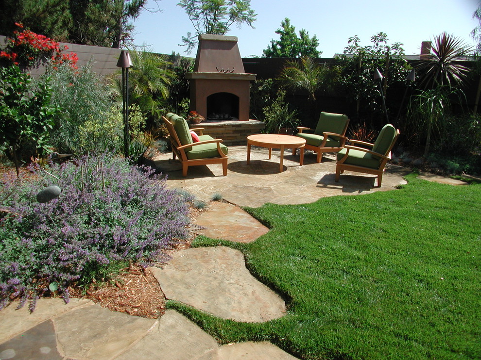 Пример оригинального дизайна: участок и сад в современном стиле с местом для костра