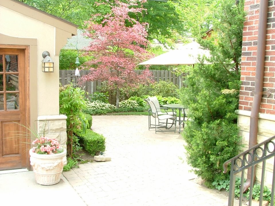 Свежая идея для дизайна: большой солнечный, весенний садовый фонтан на заднем дворе в классическом стиле с хорошей освещенностью и мощением клинкерной брусчаткой - отличное фото интерьера