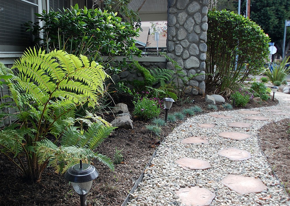 Photo of a mid-sized transitional partial sun front yard gravel garden path in Los Angeles.