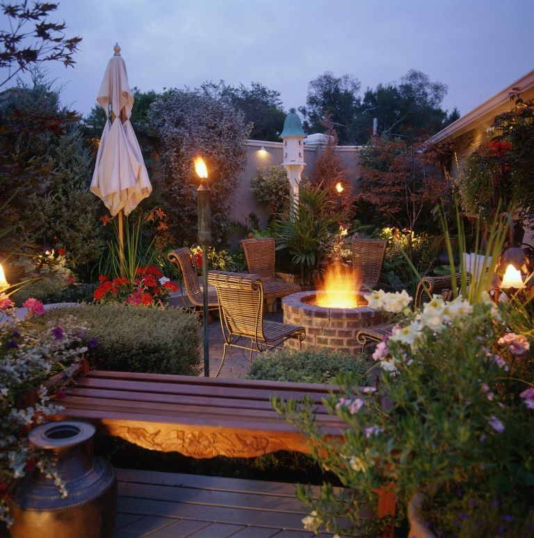 Стильный дизайн: регулярный сад среднего размера на заднем дворе в современном стиле с мощением клинкерной брусчаткой - последний тренд