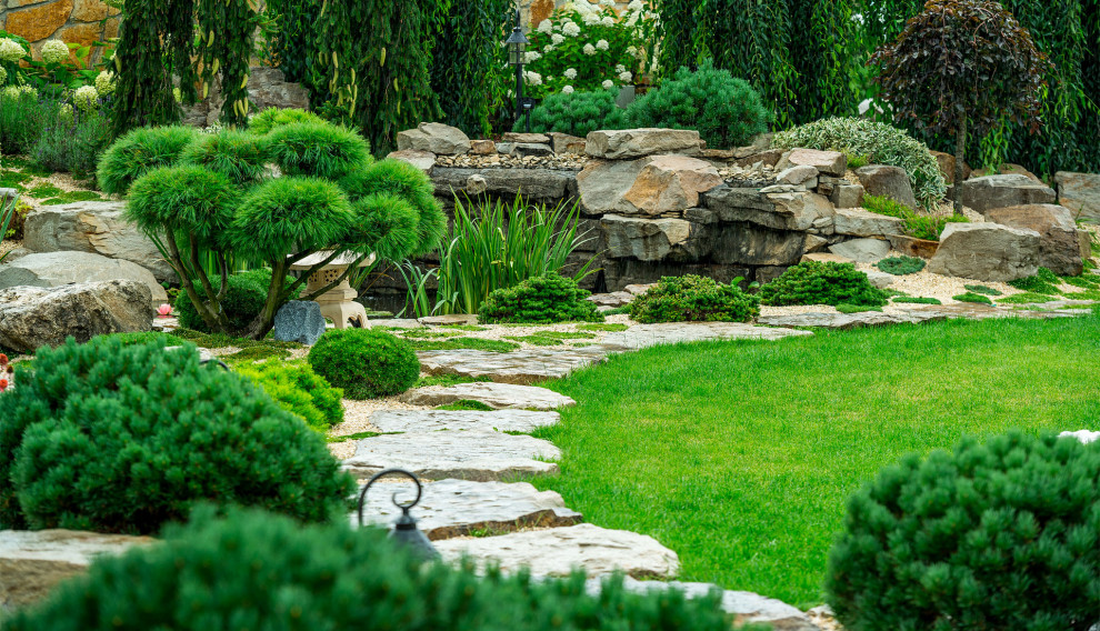Ejemplo de jardín moderno con jardín francés y roca decorativa