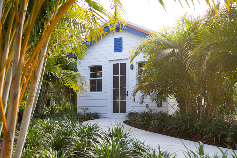 Immagine di un piccolo giardino tropicale esposto a mezz'ombra dietro casa con un ingresso o sentiero