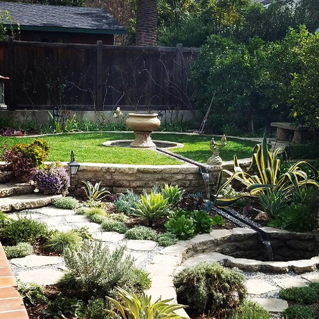Идея дизайна: сад с прудом на заднем дворе в классическом стиле с полуденной тенью и покрытием из каменной брусчатки