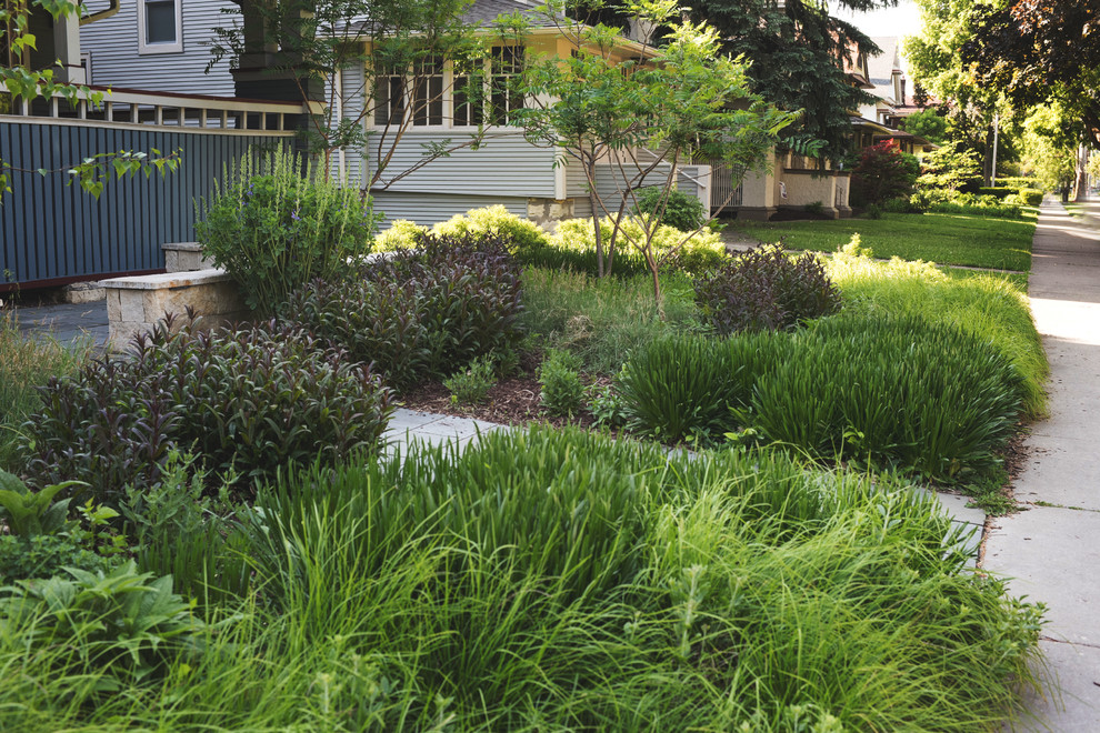 Idee per un giardino formale design esposto a mezz'ombra di medie dimensioni e davanti casa in primavera con un muro di contenimento e pavimentazioni in mattoni