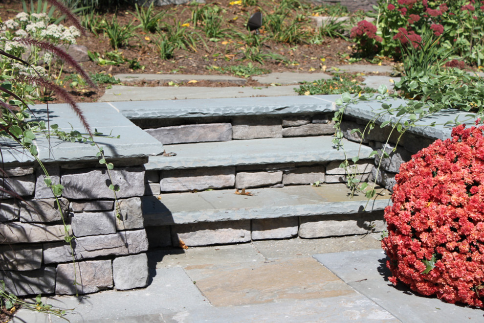 Идея дизайна: солнечный, весенний участок и сад среднего размера на заднем дворе в стиле неоклассика (современная классика) с хорошей освещенностью и покрытием из каменной брусчатки