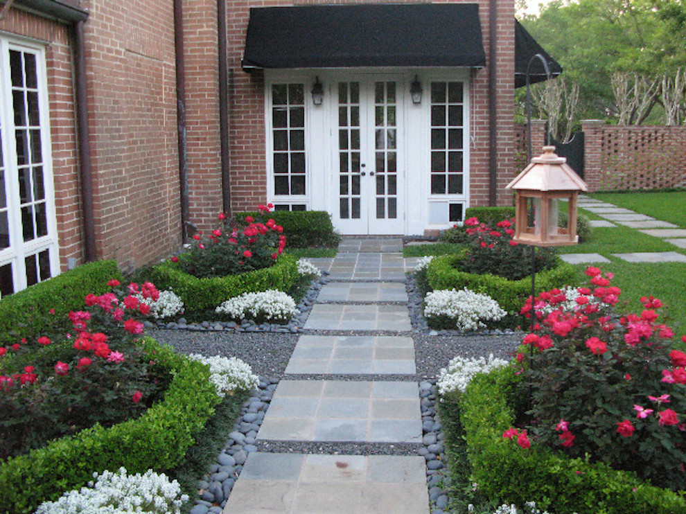 Imagen de camino de jardín clásico de tamaño medio en patio lateral con exposición total al sol, adoquines de hormigón y jardín francés